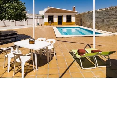 Villa en plena campiña andaluza - Piscina y chimenea