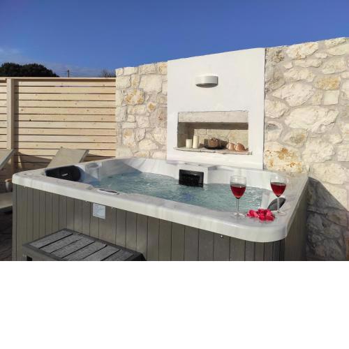 Villa Estia - A newly build villa, next to the beach with jacuzzi