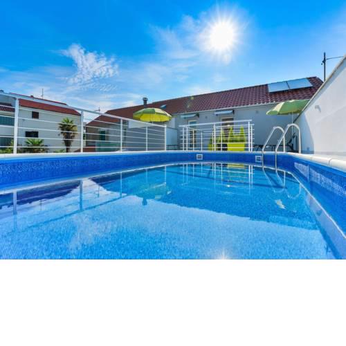 Villa-Gaga-mit-Pool-auf-Terasse-nur-50-m-vom-Meer-in-Privlaka-Kroatien
