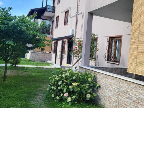 VİLLA GARDEN Breakfast included by the lake and by the waterfall