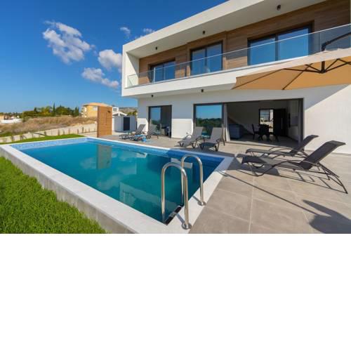 Villa Georgio, walking distance to Coral Beach!