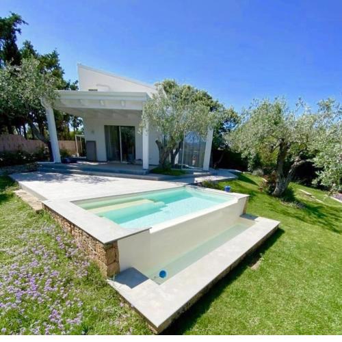Villa Ginestra con giardino e vasca idromassaggio immersa nel verde