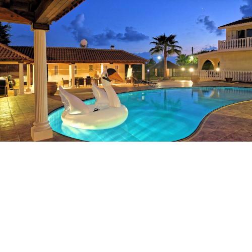 Villa Heleus Luxury Paphos Villa - Private Pool