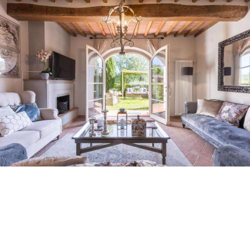 Villa Hilary,a Convenient Luxury 4 bedrooms Villa with Sharing Pool on the Hills by Lucca