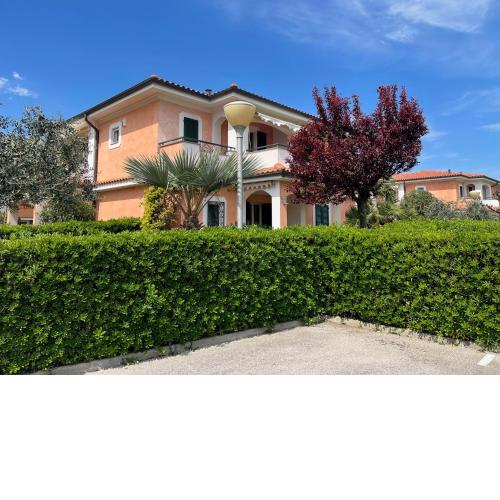 Villa I Giardini del Conero con ombrellone in spiaggia