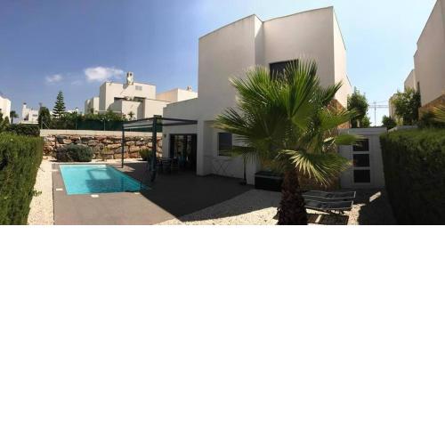 Villa in Costa Blanca with private pool, garden and parking for 4 people