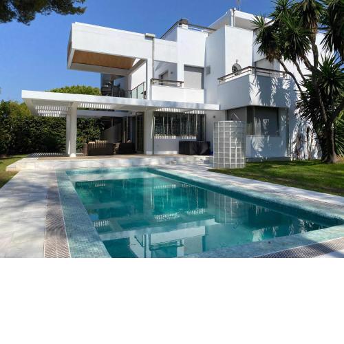 Villa in Elviria, on the best beach in Marbella