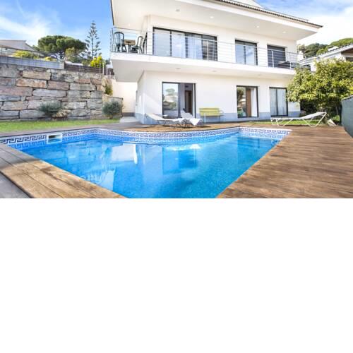 Villa in Lloret de Mar Sleeps 8 includes Swimming pool and Air Con