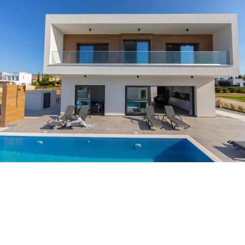 Villa in Pegeia Sleeps 6 includes Swimming pool Air Con and WiFi 6