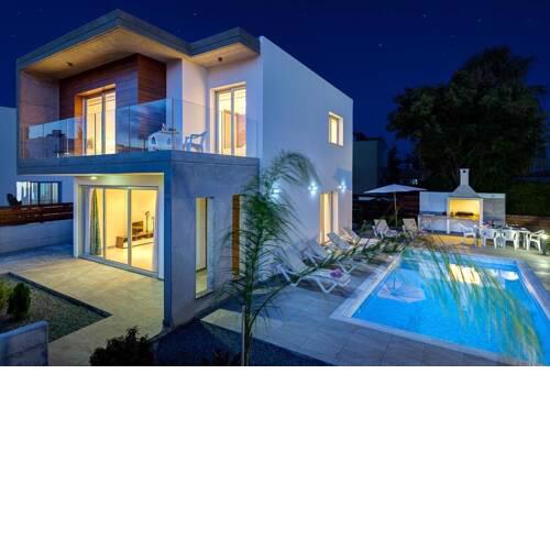 Villa in Pegeia Sleeps 6 with Pool Air Con and WiFi