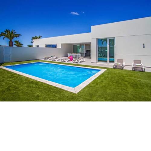 Villa in Playa Blanca Sleeps 6 with Pool and Air Con