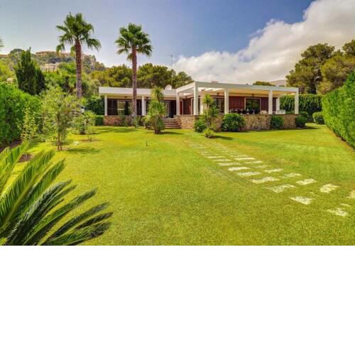 Villa in Port de Pollenca Sleeps 10 with Pool Air Con and WiFi