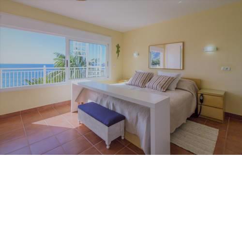 Villa in protected space in front of the sea