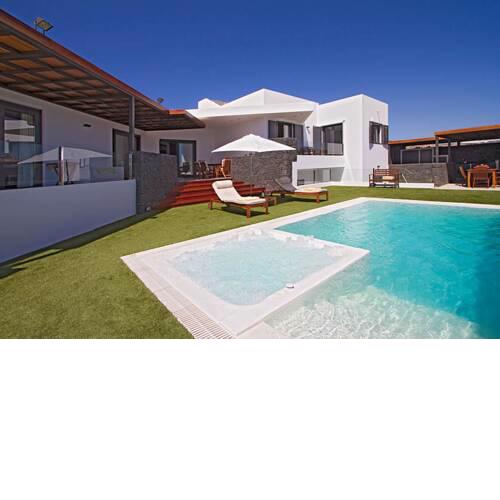 Villa in Puerto Calero Sleeps 8 includes Swimming pool and Air Con