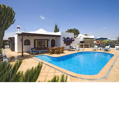 Villa in Puerto del Carmen Sleeps 6 with Pool