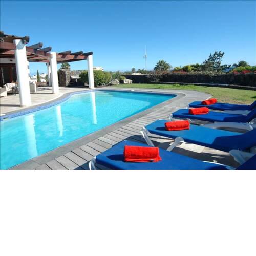 Villa in Puerto del Carmen Sleeps 8 includes Swimming pool and Air Con