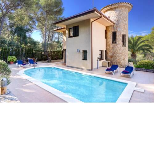 Villa in Tamariu Sleeps 7 with Pool