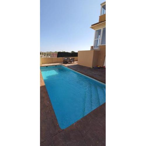 VILLA INDEPENDIENTE CON PISCINA PRIVADA