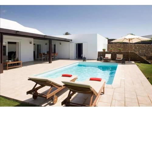 Villa Janubio - A beautiful 4 bedroom Villa - A Short Walk To Puerto Del Carmen