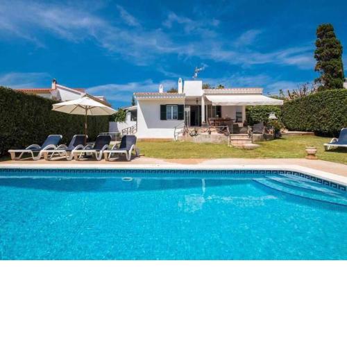 VILLA JARAMA Elegante chalet moderno cerca de la playa
