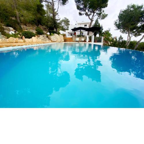 Villa La Piedra Ibiza con vistas al mar, a la montaña y piscina,
