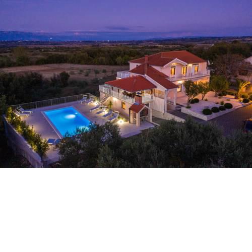 Villa Luna Apartments