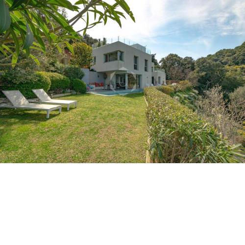 Villa Manila - 100% private, modern, sea view