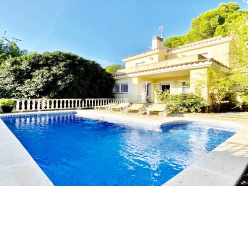 Villa Maria close to beach with sea views & private swimming pool ideal for families