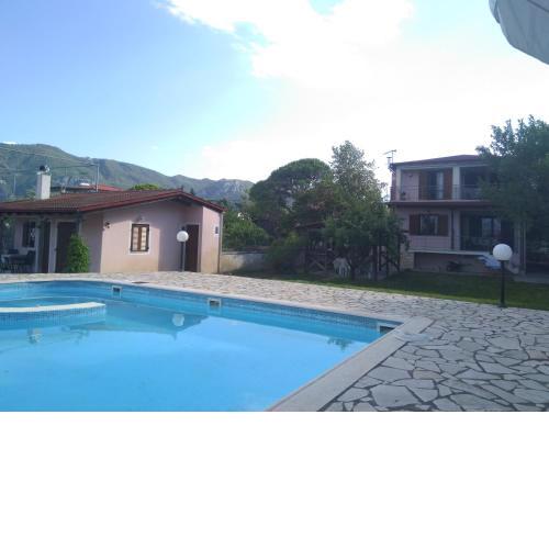 Villa Marinos - συγκρότημα με πισίνα, γήπεδο, τζακούζι, μπαρ, ψησταριά