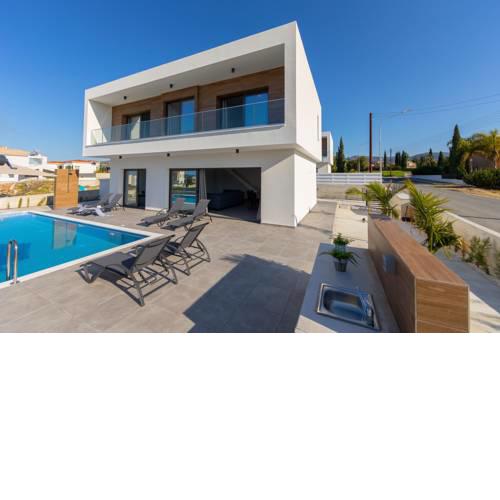 Villa Marlene, walking distance to Coral Beach!