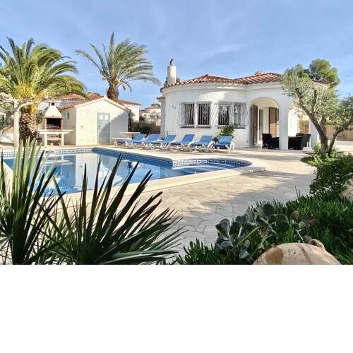 Villa Matilda with air-conditioning & private swimming pool only 400m walk to the beach