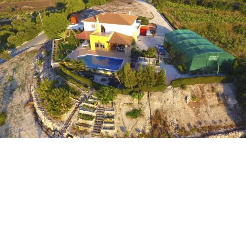 Villa Mouttali, beautiful secluded villa with private pool and sports area
