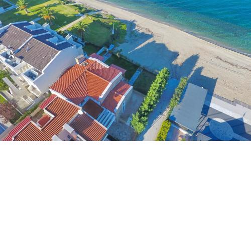 Villa Omega - Beachfront, Garden, BBQ