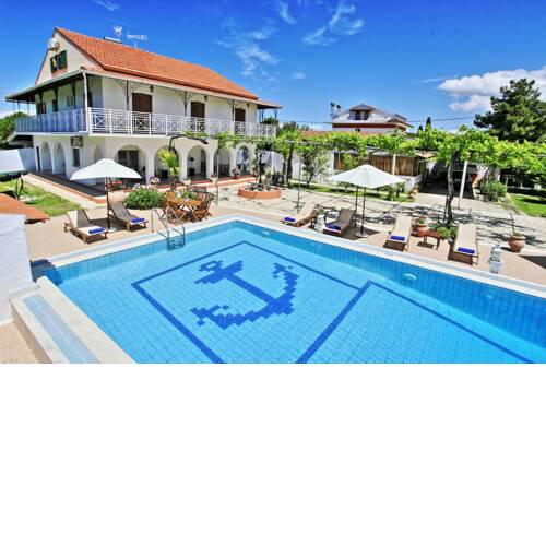 Villa Paradiso: Near beach, superb pool and garden