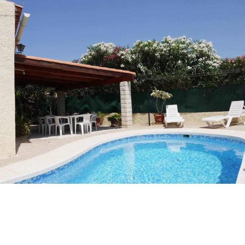 Villa pareada con piscina y acceso privado cerca pueblo y playa aa wifi