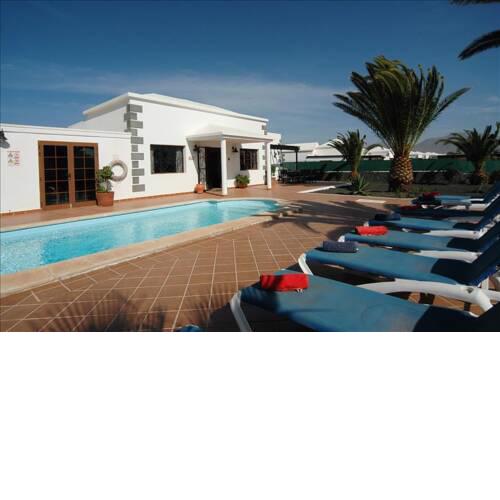 Villa Playa Del Blanca - A delightful 4 Bedroom Villa - Hot Tub - Walking Distance To The Beach