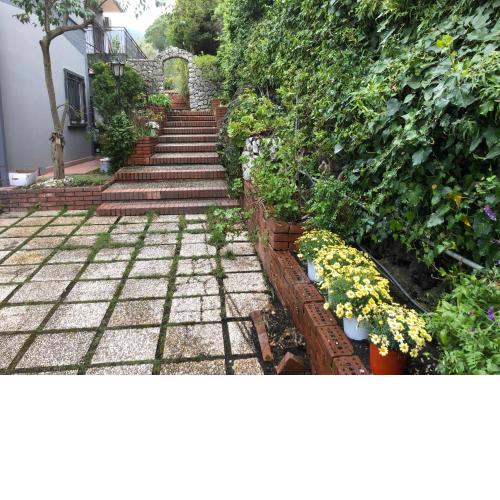 villa ridente immersa nel verde e nella quiete