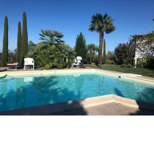 Villa Rosina mit Pool auf einem Weinberg in den Marken Italiens Nähe Strand