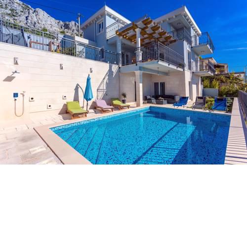 Villa S&A with heated private pool, 3 bedrooms, 3 bathrooms, playground