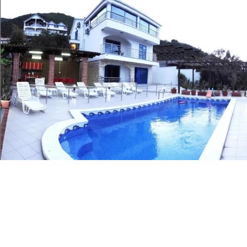 Villa Sea-N-Sun, 7 bedrooms & Pool, nearby Portonovi Marina.