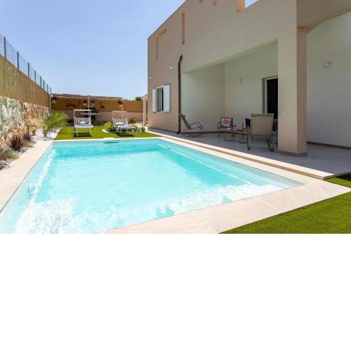 Villa Shamsi - pool and beach at 70mt
