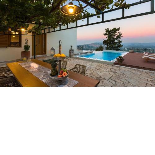 Villa Staride, FREE CAR for may, sea view, private heated pool, playground