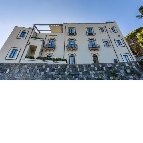 Villa Urbis Taormina, luxury villa in the heart of Taormina with swimming pool & lift