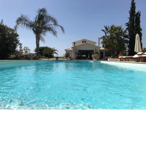 Villa Vravrona Tower & Suites