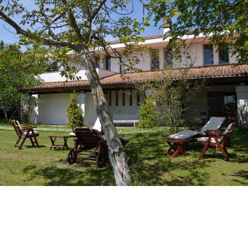 Villa with garden and splendid panorama only a few kilometers from the coast