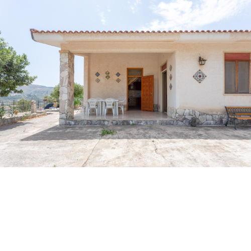 Villa with Panoramic Courtyard and Private Parking