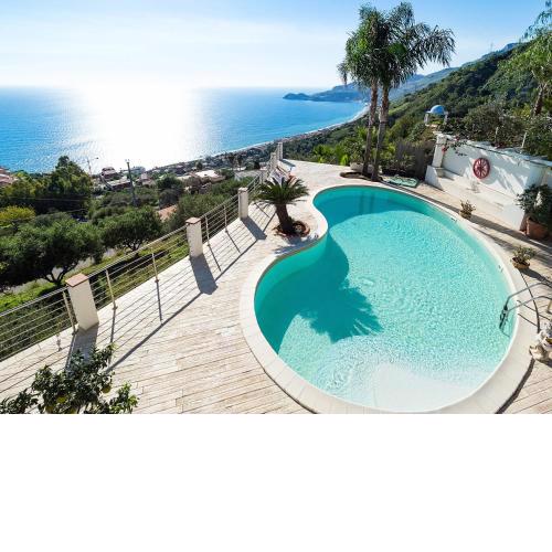 Villa with panoramic sea view pool a few km from Taormina