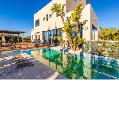 Villa with pool and stunning view