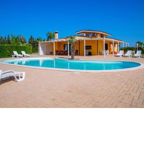 villa with private pool and air conditioning