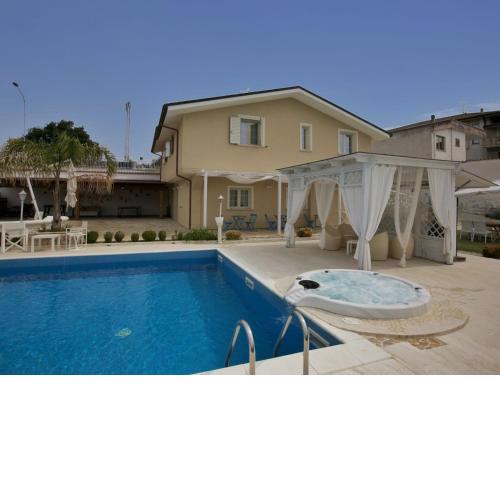 Villa with salt water and heated pool and jacuzzi near the sea